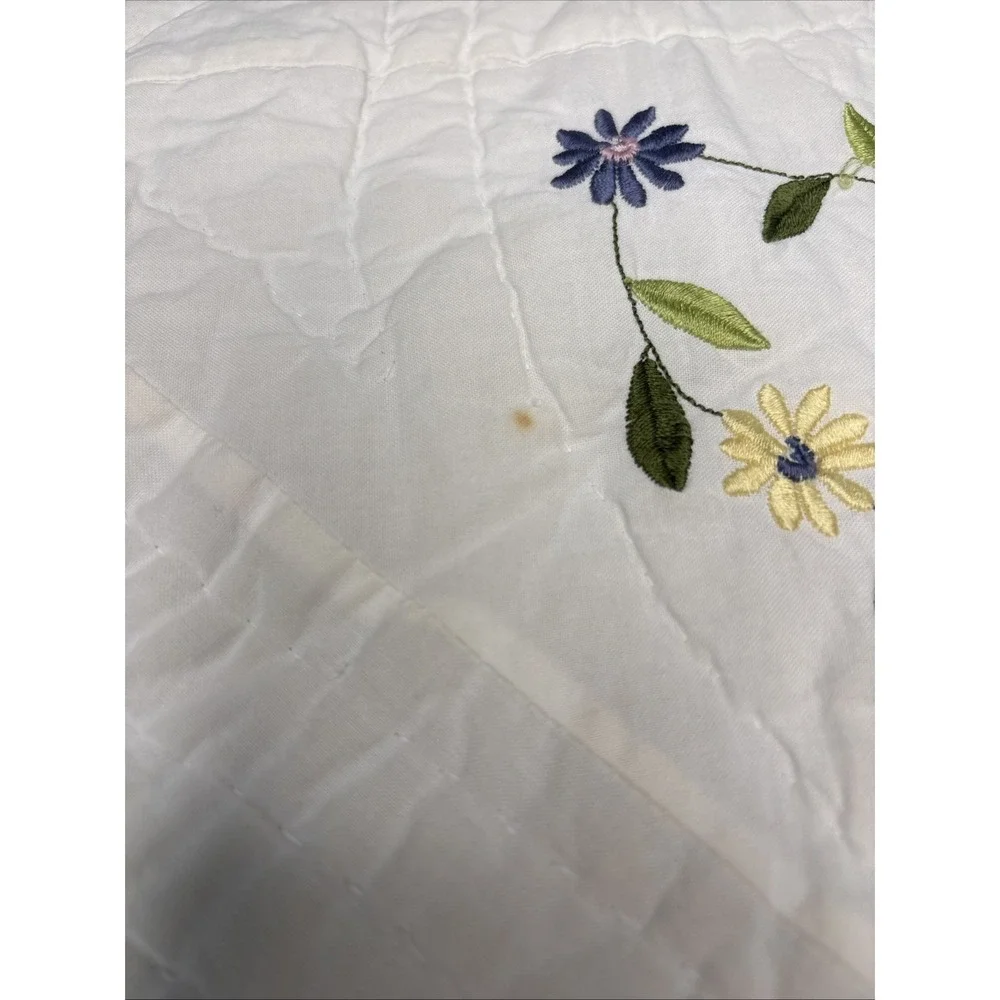 Embroidered Floral Wreath Full‎ Cream Quilt & Shams Scalloped Edge Cottagecore
